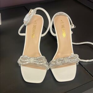 NWT Dream Pairs White and Silver Women's Sandals size 9